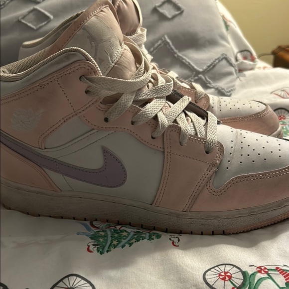 Jordan 1 Mids Size 7 - Picture 1 of 2